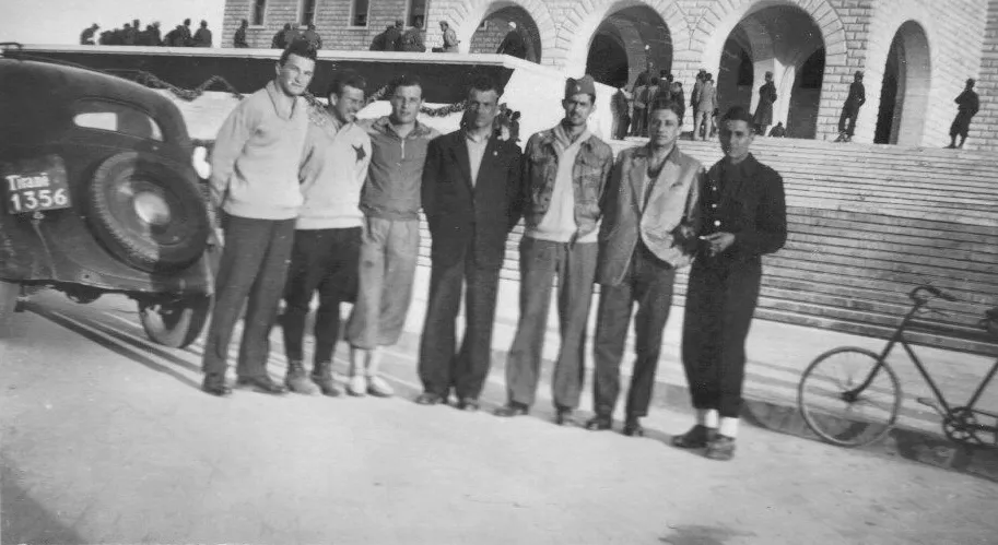 Ispred stadiona u Tirani - Popadić, Tomašević, Bijelić, Filipović, Pečenčić, M. Jovanović i Rajko Mitić (©LIČNA ARHIVA BRANISLAVA R. JOCIĆA)